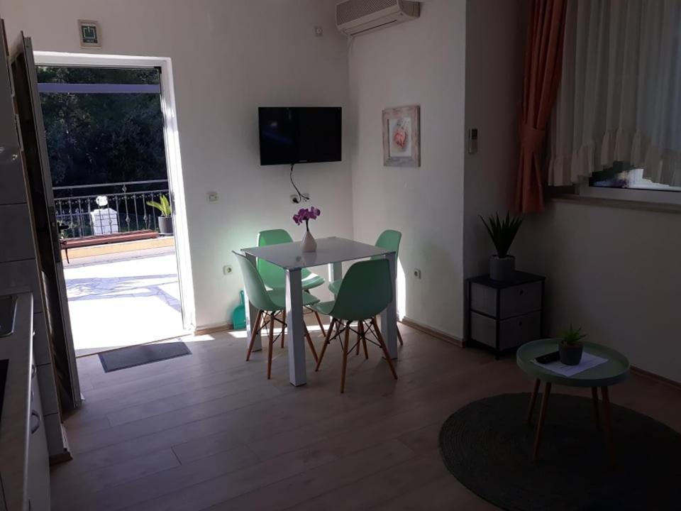 Apartments Viki โตรกีร์ ภายนอก รูปภาพ