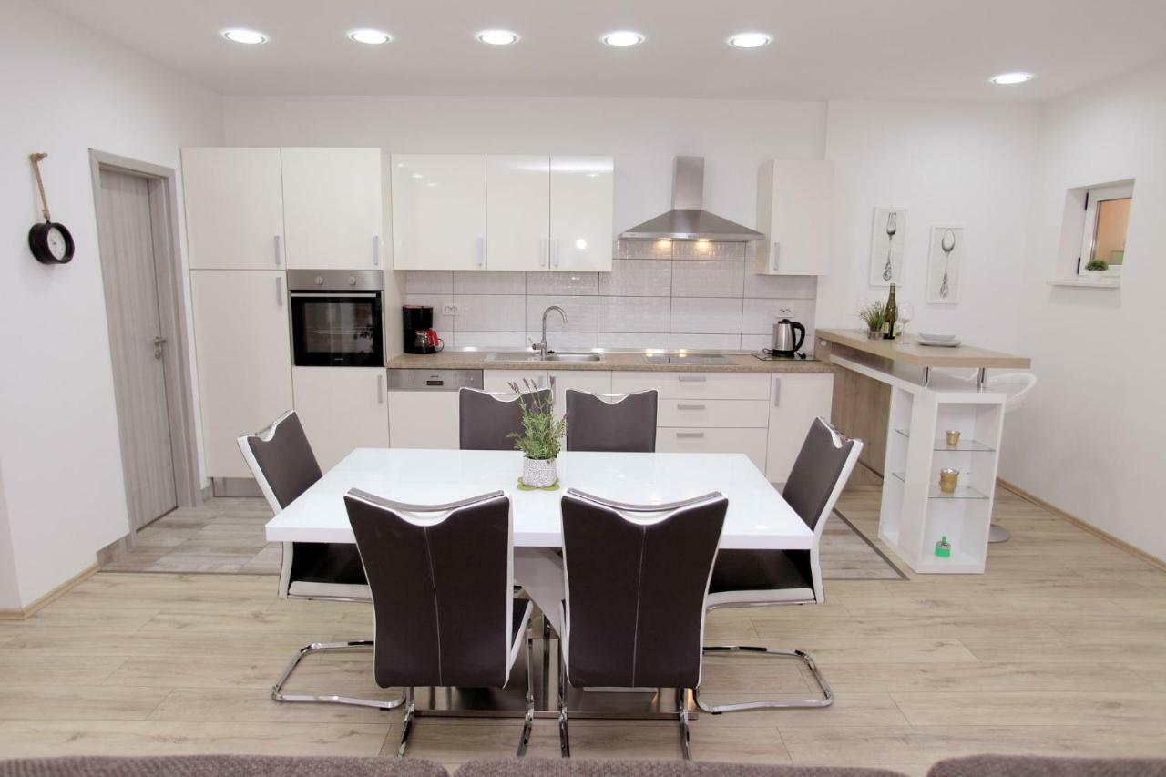 Apartments Viki โตรกีร์ ภายนอก รูปภาพ