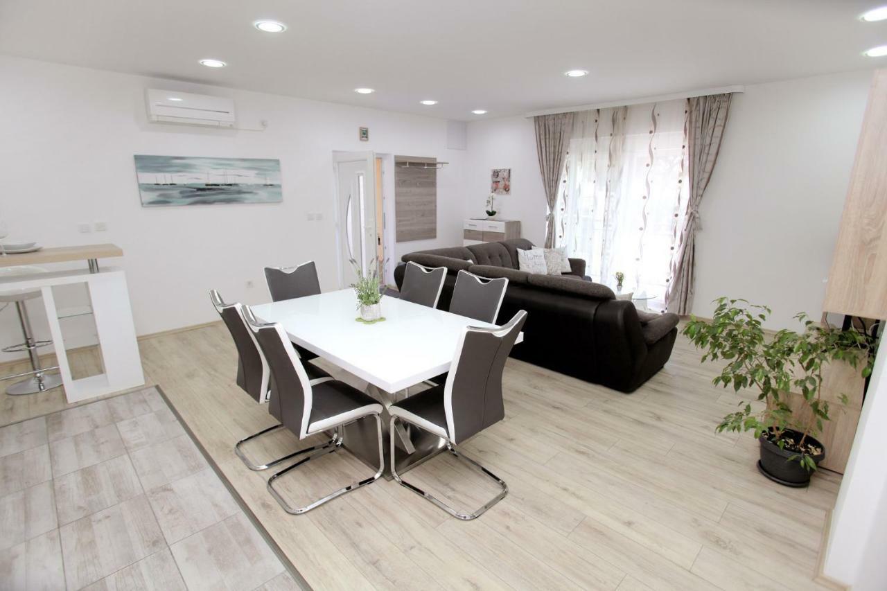 Apartments Viki โตรกีร์ ภายนอก รูปภาพ