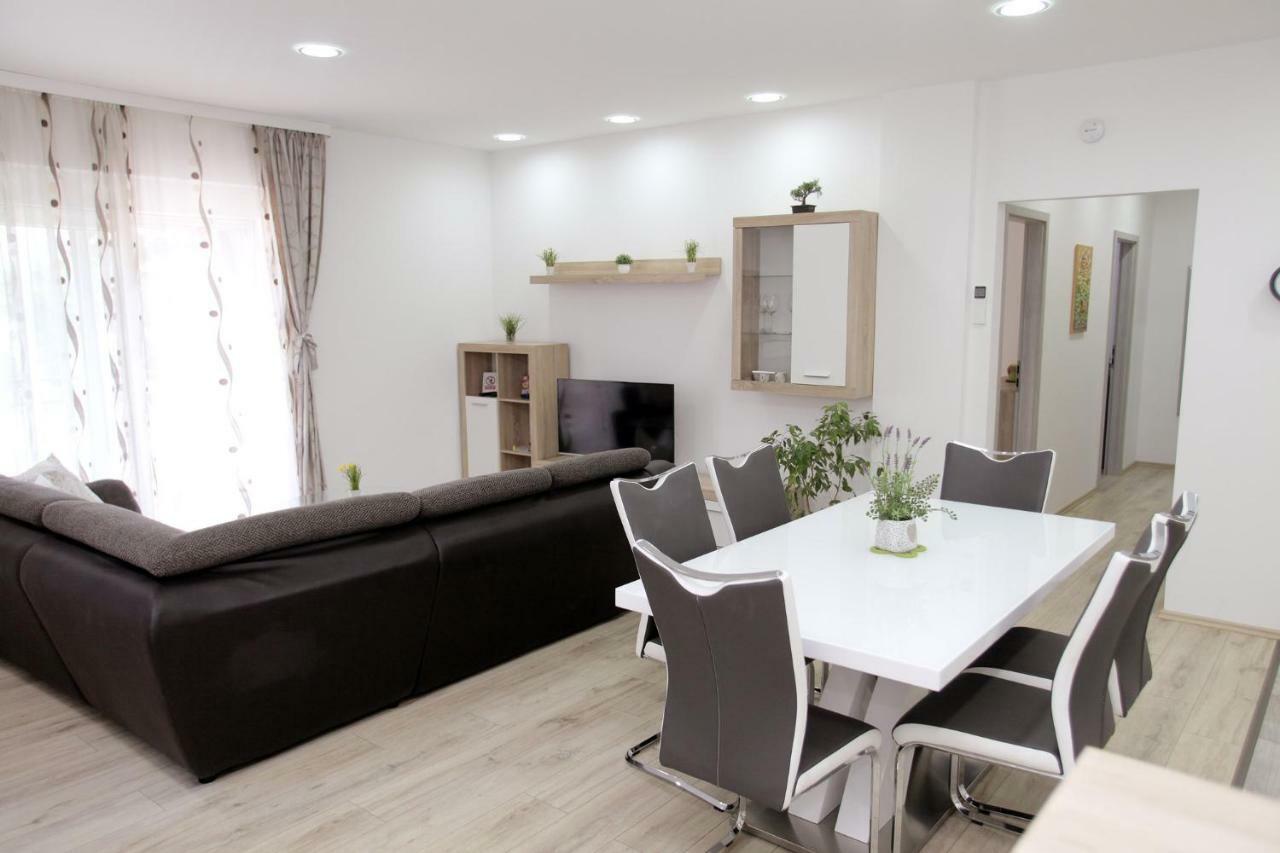 Apartments Viki โตรกีร์ ภายนอก รูปภาพ