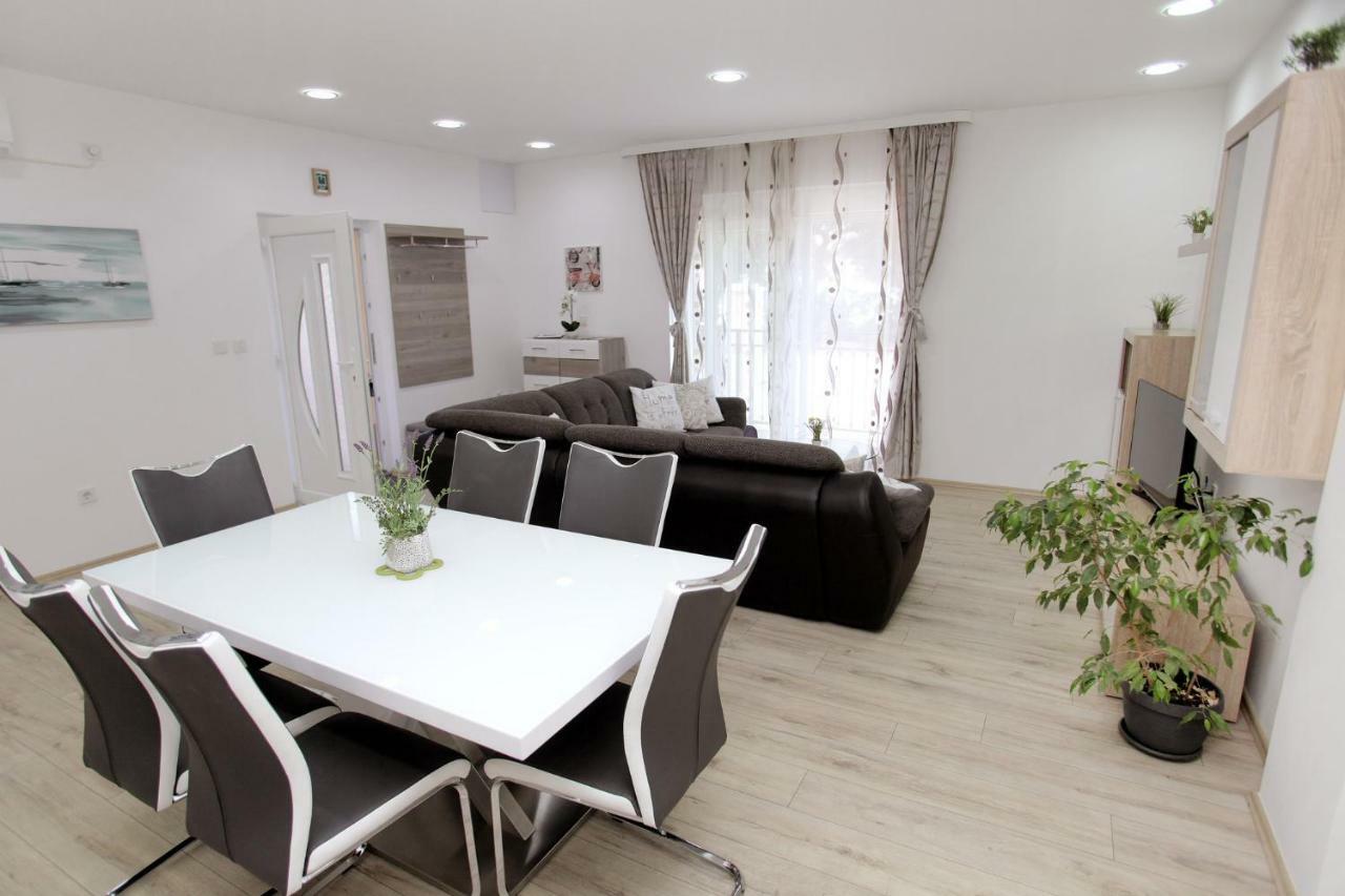 Apartments Viki โตรกีร์ ภายนอก รูปภาพ