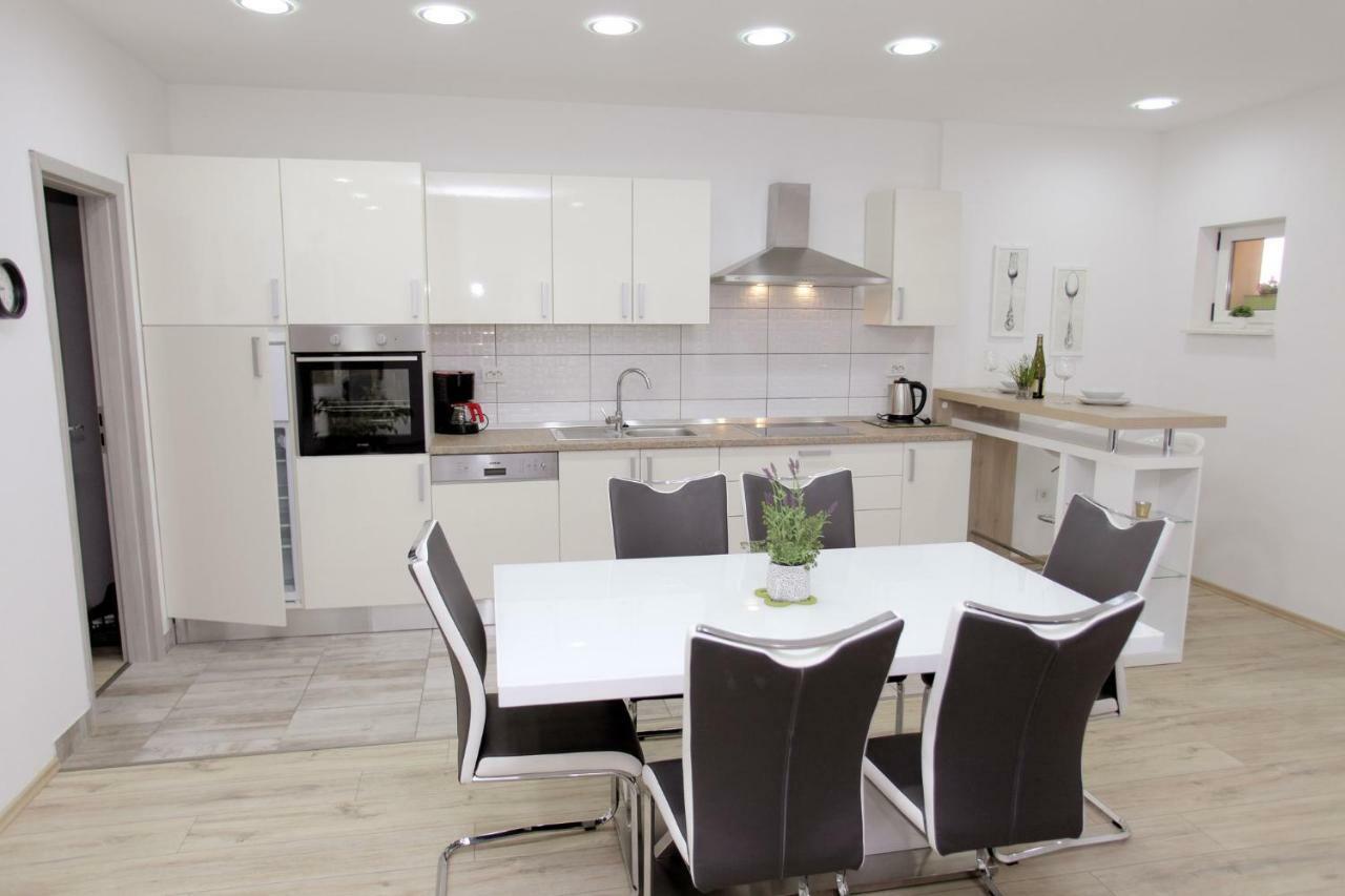 Apartments Viki โตรกีร์ ภายนอก รูปภาพ