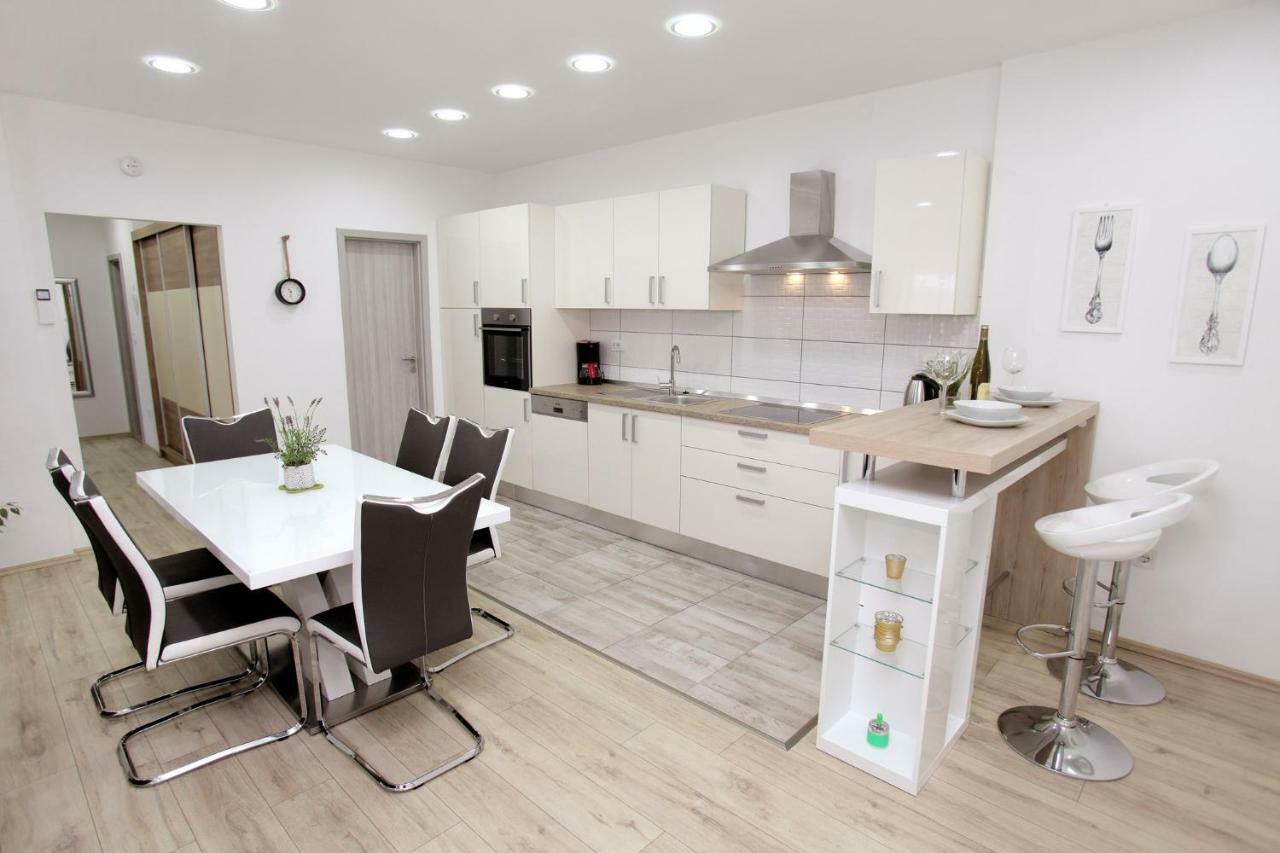 Apartments Viki โตรกีร์ ภายนอก รูปภาพ